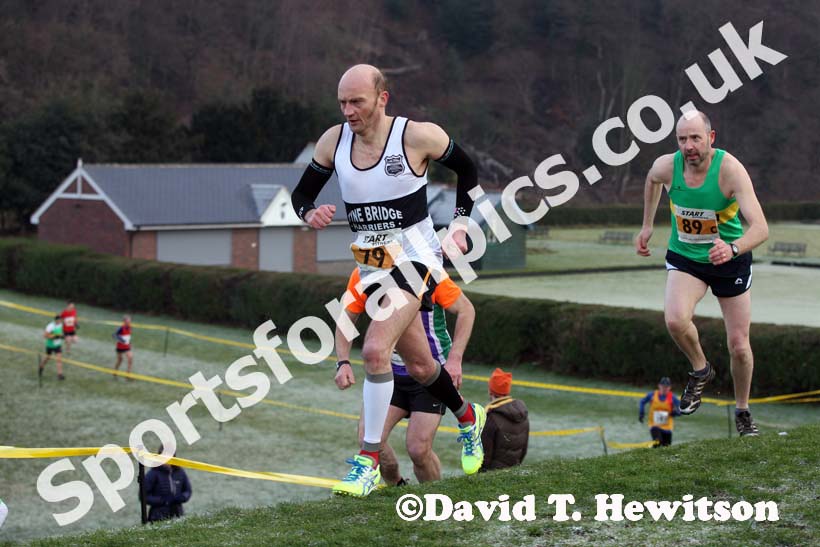 Tyne Bridge 3rd leg in vets Durham Cathedral Relays. Photo: David T. Hewitson/Sports for All Pics